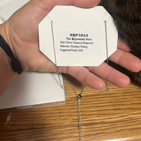 The bejeweled horn necklace - Picture 2 of 2